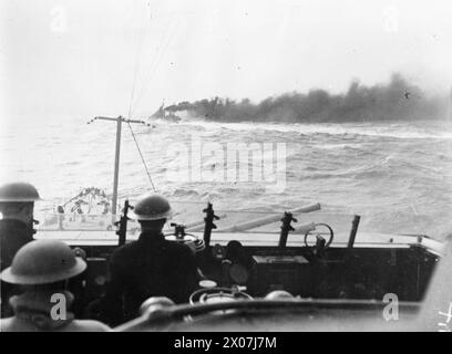 IL CONVOGLIO DA ALESSANDRIA A MALTA INCONTRA E INGAGGIA LE NAVI DA GUERRA ITALIANE. 22 MARZO 1942, A BORDO DELLA HMS EURYALUS. - La HMS CLEOPATRA che invia una cortina fumogena per filtrare il convoglio, visto dalla HMS EURYALUS Foto Stock