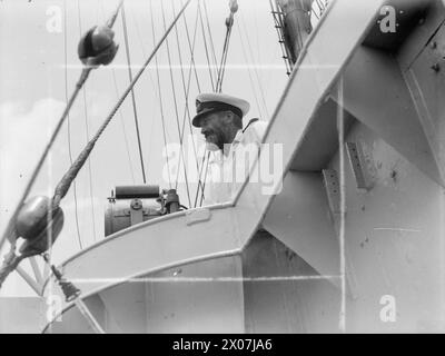 L'EQUIPAGGIO BEARDED DELLA HMS FOLKESTONE. MARZO 1944, FREETOWN, SEIRRA LEONE. A BORDO DELLO SLOOP HMS FOLKESTONE C'È UNA BARBA PER OGNI QUARTO UOMO A BORDO. - Il comandante della HMS FOLKESTONE, comandante J G Gibson, OBE, RN, sul ponte Foto Stock