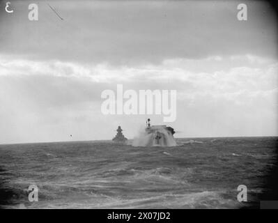 Nel febbraio del 1944, la corazzata francese Richelieu salpò a est della portaerei Furious durante un'incursione a nord con la flotta britannica della Eastern Fleet dalla HMS Anson. Foto Stock