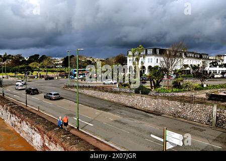 Sole e nuvole scure sul lungomare di Torquay quando la pioggia si avvicina. Foto Stock