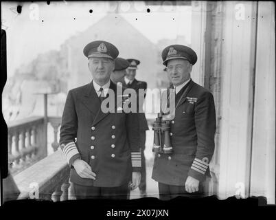 LA ROYAL NAVY DURANTE LA SECONDA GUERRA MONDIALE - ammiraglio Sir Bruce Fraser GCB. KBE, ex comandante in capo della Home Fleet (a destra) con il capitano H Hickling, DSO, RN, NOIC, presso Arromanches Fraser, Bruce Austin, Hickling, Harold Foto Stock