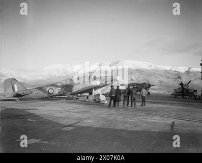 A BORDO DELLA HMS VICTORIOUS IN ROTTA DA SCAPA FLOW A HVALFJORD, ISLANDA. NOVEMBRE 1941. - Riscaldare i motori di un Fairey Fulmar II del 809 Squadron sul ponte di volo di VICTORIOUS. Sullo sfondo ci sono le colline che circondano Hvalfjord Foto Stock