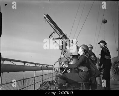 LA ROYAL NAVY DURANTE LA SECONDA GUERRA MONDIALE - l'equipaggio di un singolo cannone Quick Fire (QF) Mark II da 2 libbre montato su Mark II a bordo della HMS ROYAL EAGLE Royal Navy, HMS Royal Eagle, Anti-Aircraft Vessel, (1932) Foto Stock