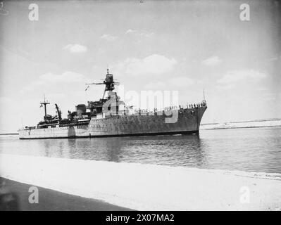 LA FLOTTA FRANCESE PARTE DA ALESSANDRIA. 23 GIUGNO 1943, CANALE DI SUEZ. - L'incrociatore francese DUGUAY TROUIN che passa attraverso il canale di Suez verso la baia di Suez Duguay Trouin Foto Stock