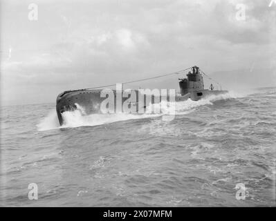 LA PIÙ SFUGGENTE CASA SOTTOMARINA DOPO ANNI DI SUCCESSI NEL MEDITERRANEO. DAL 14 AL 25 GENNAIO 1943, BEIRUT, SIRIA, NESSUN SOTTOMARINO BRITANNICO È STATO CACCIATO PIÙ IMPLACABILMENTE DELLA HMS TAKU (COMANDANTE LT A J W PITT, RN). ALL'INIZIO DELLA GUERRA, DOPO AVER SILURATO UNA GRANDE NAVE DI RIFORNIMENTO AL LARGO DELLA COSTA NORVEGESE, FU COSTRETTA A SDRAIARSI PER 4 ORE SUL FONDO DEL MARE MENTRE IL NEMICO PIOVEVA "UNA VALANGA PERFETTA DI CARICHE DI PROFONDITÀ". LA SUA FUGA PIÙ RECENTE È STATA NEL MAR EGEO, DOVE, AD ECCEZIONE DI MEZZ'ORA IN SUPERFICIE, IL CAPITANO NON POTEVA RISCHIARE IL RUMORE DEI SOFFIATORI PER LIBERARE L'ARIA NEL SOTTOMARINO, HA DOVUTO REMAI Foto Stock