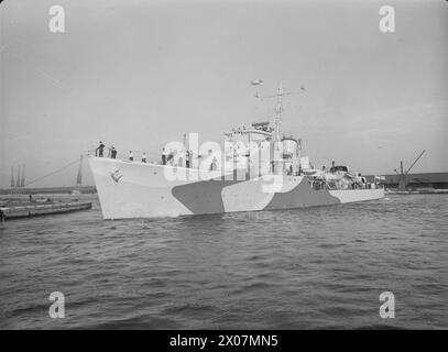 Il 19 settembre 1942 presso il King George V Dock, la HMS Chiddingfold, un nuovo cacciatorpediniere britannico, fu documentata dalla vista di prua del porto. Foto Stock