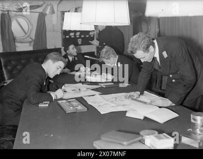 Il 3, 14 e 18 gennaio 1943 a bordo della HMS Malaya a Scapa Flow, i guardiamarina della Royal Navy studiarono la teoria e la pratica della marineria nella stanza delle armi tra gli orologi. Foto Stock