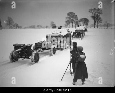 Una squadra di cannoni Bren antiaerei dell'esercito polacco è in guardia mentre gli obici da 4,5 pollici del 1st Heavy Artillery Regiment, trainati da trattori Morris-Commercial Quad, si muovono attraverso la neve profonda in Scozia tra il 1940 e il 1947. Foto Stock