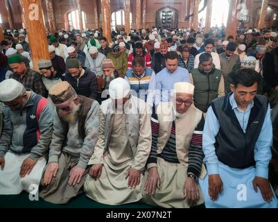 Srinagar, Jammu e Kashmir, India. 10 aprile 2024. I musulmani del Kashmir stanno eseguendo la preghiera di Eid al-Fitr alla moschea il primo giorno della festa di Eid al-Fitr a Srinagar, nel Kashmir, il 10 aprile 2024. I festeggiamenti che segnano la fine del mese sacro di digiuno musulmano del Ramadan sono in corso a partire da oggi in India amministrato Kashmir. (Credit Image: © Mubashir Hassan/Pacific Press via ZUMA Press Wire) SOLO PER USO EDITORIALE! Non per USO commerciale! Foto Stock