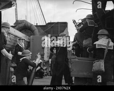 A BORDO DI UNA NAVE DA GUERRA. 1940, A BORDO DELLA CORAZZATA HMS REVENGE. - L'equipaggio della pistola antiaerea 4' High Angle in azione Foto Stock