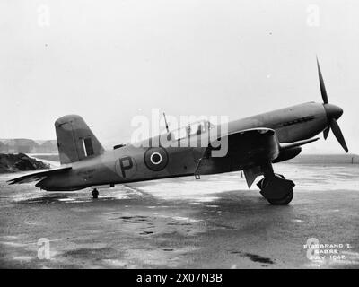 LA ROYAL NAVY DURANTE LA SECONDA GUERRA MONDIALE - aerei della Fleet Air Arm: Il secondo prototipo di caccia silurante navale Blackburn Firebrand, alimentato da un motore Napier Sabre III a terra Foto Stock