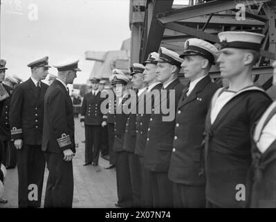 IL VICE AMMIRAGLIO SYFRET VISITA LA SUA VECCHIA NAVE HMS RODNEY - IN OPERAZIONI IN NORD AFRICA. 10 GENNAIO 1943, GIBILTERRA. Vice ammiraglio Sir Neville Syfret, KCB che ispeziona la compagnia della nave HMS RODNEY. L'ammiraglio Syfret comandò la HMS RODNEY dal 1938 fino alla sua promozione a contrammiraglio nel gennaio 1940 Foto Stock