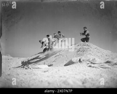 Un gruppo di comandanti navali che partecipano ad un'esercitazione di addestramento presso la HMS Saunders vicino Kabrit e i laghi Bitter nel Mediterraneo durante la seconda guerra mondiale. Foto Stock