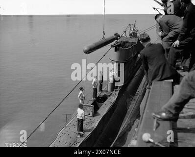 Presso la HMS Elfin, la base sottomarina di Blythe, Northumberland, i sottomarini addestrati praticano il loro commercio, sollevando siluri in preparazione del carico nella sala siluri anteriore. Foto Stock