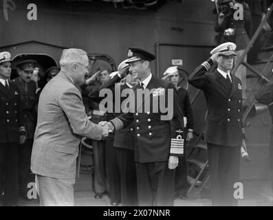 VISITA DEL PRESIDENTE TRUMAN. 2 AGOSTO 1945, A BORDO DELLA USS AUGUSTA, A PLYMOUTH. IL PRESIDENTE DEGLI STATI UNITI, HARRY TRUMAN VISITÒ LA GRAN BRETAGNA PER LA PRIMA VOLTA, E FU ACCOLTO DAL RE HM A BORDO DELLA HMS RENOWN A PLYMOUTH. - Il Presidente Truman saluta il Re quando ha visitato la USS AUGUSTA Foto Stock