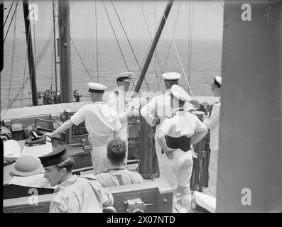 LA ROYAL NAVY DURANTE LA SECONDA GUERRA MONDIALE - operazione Husky: Sbarco della Sicilia 9-10 luglio 1943: il contrammiraglio Sir P Vian dirige le operazioni all'inizio dell'invasione della Sicilia dal ponte della HMS HILARY, con lui è il capitano Sir J Paget Vian, Philip Louis, Royal Navy, HILARY (HMS) Foto Stock