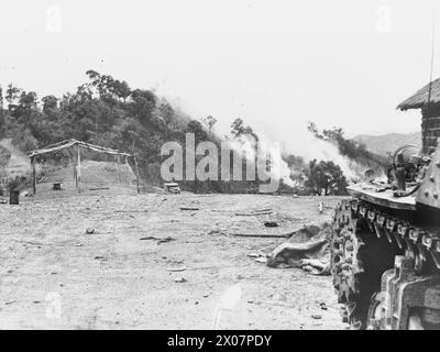 LA GUERRA IN ESTREMO ORIENTE: LA CAMPAGNA BIRMANA 1941-1945 - la battaglia di Imphal-Kohima marzo - luglio 1944: Una posizione giapponese sotto fuoco sulla strada Tamu Foto Stock