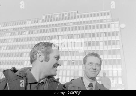 7 - 1 - 1973: Lottare per la popolazione MjösaThe Mjø si prepara a combattere contro lo spettro dell'inquinamento. Le casalinghe stanno aprendo la strada con l'azione contro i detergenti ricchi di fosfati. Ora lo ha presentato un piano per il lago più grande del paese. Olav Carlsen e Aage Søgaard di lo - due figure centrali nella lotta per salvare Mjøsa. – È naturale che intervenga il sindacato, i nostri membri formano un gruppo di consumatori significativo quando si tratta di Mjøsa. Il piano d'azione DI LO porterà alla discussione politica in seno alle parti. Foto: Sverre A. Børretzen / Aktuell / NTB ***FOTO NON P Foto Stock