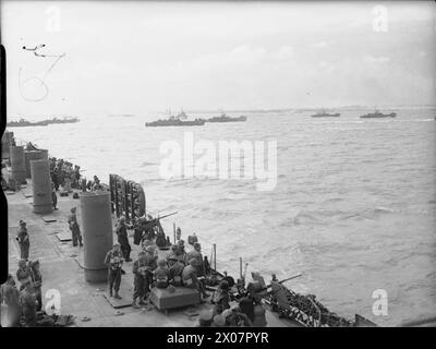 Il 6 giugno 1944, durante l'invasione in Normandia, le truppe britanniche e i marinai statunitensi a bordo della USS LST-25 erano equipaggiati con cannoni da 20 mm e osservavano i mezzi da sbarco LCI(L) in avvicinamento a Gold Beach. Foto Stock