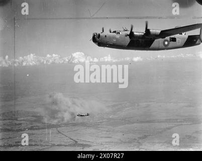Due liberatori consolidati B Mark VIS del No. 356 Squadron RAF tornano a Salbani, in India, dopo aver bombardato il quartier generale dell'esercito giapponese a Kyaukse, vicino Mandalay, in Birmania. Foto Stock