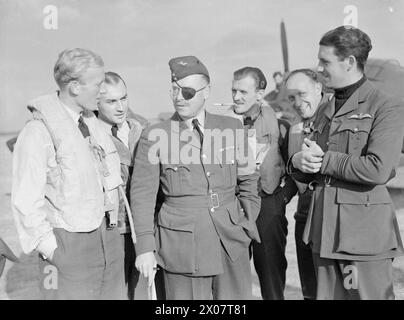 BATTAGLIA DELLA GRAN BRETAGNA 1940 - piloti uragani del No. 310 (Cecoslovacco) Squadron a Duxford, settembre 1940. Da sinistra a destra: Gordon Sinclair; Janouch Svatopluk; George Chesney (con occhiello); Raimund Puda; Jan Kaucky; Jerrard Latimer Jefferies Foto Stock