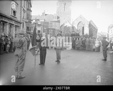 IL GOVERNO BELGA IN ESILIO DURANTE LA SECONDA GUERRA MONDIALE - nuovi colori sono stati presentati alle truppe belghe a Tenby dal primo ministro belga Monsieur Hubert Pierlot Foto Stock