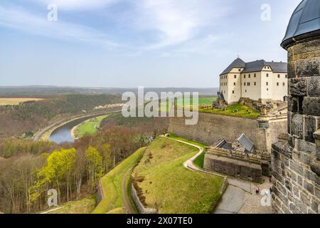 Una vista della storica fortezza di Konigstein in Sassonia, con i visitatori sui bastioni e il fiume Elba sullo sfondo. Garmany Foto Stock