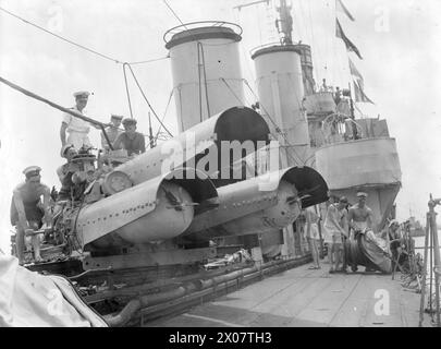 LA TRIPLICE CELEBRAZIONE DELLA HMS WOLVERINE. MARZO 1944, FREETOWN. LA HMS WOLVERINE, UNA DESTROYER DI 25 ANNI, HA RECENTEMENTE CELEBRATO TRE "COMPLEANNI" SPECIALI. HA PERCORSO 200.000 MIGLIA DALL'INIZIO DELLA GUERRA, HA COMPLETATO UN ANNO DI SERVIZIO NELLA STAZIONE DELL'AFRICA OCCIDENTALE E HA APPENA PORTATO IL SUO 100° CONVOGLIO IN SICUREZZA A HARBOR. - La fine degli affari dei siluri DI WOLVERINE, Foto Stock