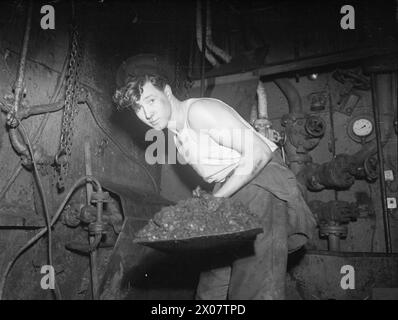 La HMS Rosemary, una sloop britannica di 30 anni e l'unica nave a carbone del suo tipo in servizio attivo, opera il 31 febbraio 1945 a Greenock, con stoker Albert Spencer che si occupa degli incendi. Foto Stock