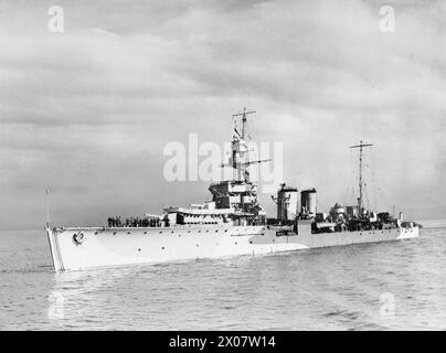 LA MARINA POLACCA IN GRAN BRETAGNA, 1939-1947 - Vista prua dell'incrociatore polacco ORP Dragon (Dragoon) al largo di Liverpool, 10 settembre 1943 Marina polacca, Marina polacca, ORP Dragon Foto Stock