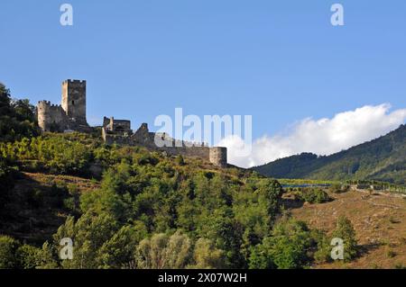 Le rovine del castello di Hinterhaus si trovano sopra la città di Spitz sul fiume Danubio, nella panoramica valle di Wachau in Austria. Foto Stock