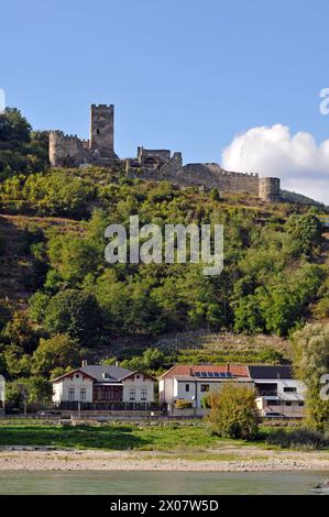 Le rovine del castello di Hinterhaus si trovano sopra la città di Spitz sul fiume Danubio, nella panoramica valle di Wachau in Austria. Foto Stock