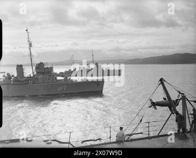 SMINUZZATURA. OTTOBRE 1940, A BORDO DELLA CORAZZATA HMS RODNEY. OGNI VOLTA CHE GLI AEREI NEMICI ERANO STATI NELLE VICINANZE DELL'ANCORAGGIO DELLA FLOTTA DURANTE LA NOTTE, È ABBASTANZA CERTO CHE SONO STATE POSATE MINE E I MINESWEEPERS HANNO MOLTO LAVORO. - I Minesweeper BRAMBLE e il passaggio VELOCE vicino a RODNEY mentre escono dal porto. Le loro missioni possono essere viste in seguito alla Royal Navy, alla Destroyer Class, alla Thornycroft S. Foto Stock