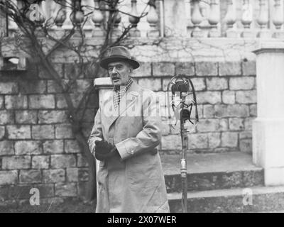 NEVILLE CHAMBERLAIN DURANTE LA SECONDA GUERRA MONDIALE IN FRANCIA - il primo ministro Neville Chamberlain fa un discorso prima della sua partenza da Arras, in Francia, dopo aver visitato la British Expeditionary Force il 15 dicembre 1939 Chamberlain, Neville Foto Stock