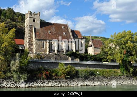 La chiesa in pietra fortificata di St. Michael è un punto di riferimento sul Danubio nella panoramica valle di Wachau in Austria. Foto Stock