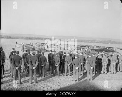 ROYAL AIR FORCE: 2ND TACTICAL AIR FORCE, 1943-1945. - Il personale della RAF e dell'esercito del No. 653 (AOP) Squadron RAF sfilano con la loro Taylorcraft Auster Mark III a Penshurst, Kent, in occasione della presentazione di un aeromobile, in memoria del pioniere aereo scozzese, il capitano Bertram Dickson, allo Squadron Royal Air Force, Royal Air Force Regiment, Sqdn, 171, Royal Air Force, unità di manutenzione, 201, British Army Foto Stock