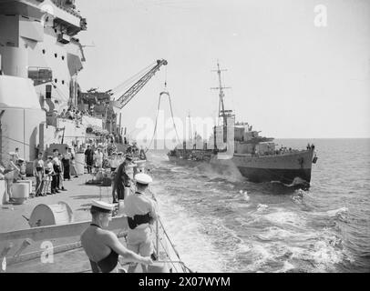 A BORDO DELLA CORAZZATA HMS WARSPITE. 3 LUGLIO 1943, IN SICILIA NARROWS, IN ROTTA DA GIBILTERRA AD ALESSANDRIA. - La HMS WARSPITE ha oliato il CACCIATORPEDINIERE RAIDER durante il passaggio attraverso i siciliani Narrows Foto Stock