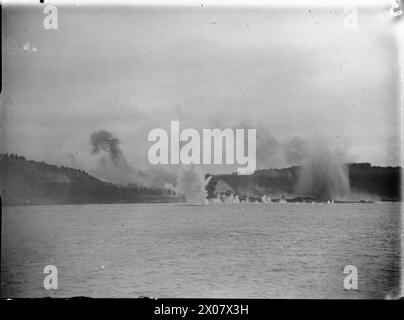 LA ROYAL NAVY DURANTE LA SECONDA GUERRA MONDIALE - Sabang, i giapponesi detenevano una base navale all'ingresso dello stretto di Malacca, essendo soggetta a un pesante bombardamento subito dopo l'alba da parte di navi da battaglia, incrociatori e cacciatorpediniere della Allied Eastern Fleet, supportate da aerei da trasporto. Le installazioni portuali sono state quasi completamente distrutte e la caserma è stata gravemente danneggiata. Come visto dal cacciatorpediniere QUILLIAM, i proiettili delle navi da battaglia e degli incrociatori stanno scoppiando nell'area bersaglio della Royal Navy, QUILLIAM (HMS) Foto Stock