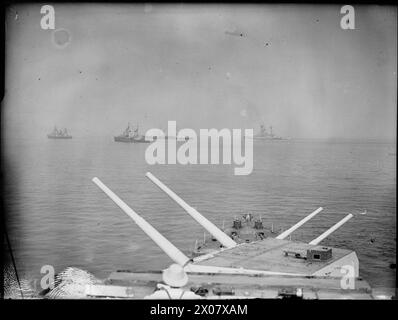 LA ROYAL NAVY DURANTE LA SECONDA GUERRA MONDIALE - l'incrociatore pesante USS AUGUSTA, gli incrociatori britannici DIDO e ORION e la corazzata britannica RAMILLIES che si trovava al largo della costa d'invasione durante l'invasione della Francia meridionale. Le torrette frontali della nave da guerra da cui è stata scattata la fotografia possono essere viste in primo piano della United States Navy, AUGUSTA (USS), incrociatore pesante (1930), Royal Navy, RAMILLIES (HMS), corazzata, Royal Navy, ORION (HMS), Royal Navy, DIDO (HMS) Foto Stock