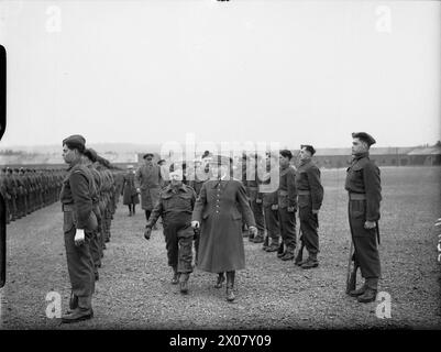 DUNKERQUE 26-29 MAGGIO 1940 - personalità francesi: Il generale Maurice Gamelin, comandante in capo dell'esercito francese, esamina le truppe canadesi ad Aldershot Gamelin, Maurice Gustave, Canadian Army Foto Stock