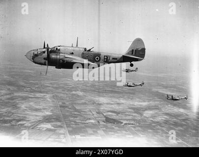 OPERAZIONI DELLA ROYAL AIR FORCE IN MEDIO ORIENTE E NORD AFRICA, 1939-1943. - Una sezione di Martin Baltimore Mark IIS (AG781 'B' più vicina) del No. 55 Squadron RAF operante da terreni di atterraggio nel deserto occidentale, in volo su una sortita di bombardamento durante l'offensiva Alamein Royal Air Force, Royal Air Force Regiment, Sqdn, 55 Foto Stock