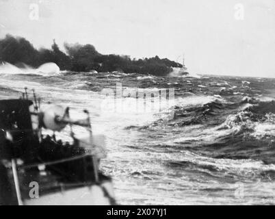 IL CONVOGLIO DA ALESSANDRIA A MALTA INCONTRA E INGAGGIA LE NAVI DA GUERRA ITALIANE. 22 MARZO 1942, A BORDO DELLA HMS JERVIS. - I Destroyer iniziano a mettere una cortina fumogena per entrare in contatto con il nemico Foto Stock