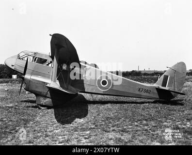 AEROMOBILI DELLA ROYAL AIR FORCE, 1939-1945: DE HAVILLAND DH.89 RAPIDE E DOMINIE. - Dominie C Mark 1, X7382, che serviva con l'Air Transport Auxiliary, a terra a Hatfield, Hertfordshire Air Transport Auxiliary Foto Stock