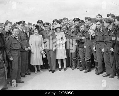 ROYAL AIR FORCE BOMBER COMMAND, 1942-1945. - La Regina Elisabetta, il Re Giorgio vi e la Principessa Elisabetta in piedi con un gruppo di membri del personale della RAF, compreso il comandante della stazione (in piedi sulla destra della Regina), durante una visita a Mildenhall, Suffolk George vi, King, Elizabeth, Queen, Elisabetta II, Regina Foto Stock