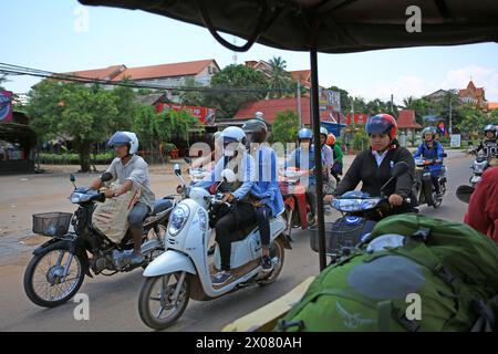 Phnom Penh, Cambogia - 09 aprile 2017: I motociclisti affollati stanno arrivando. Un drastico declino della popolazione che vive nelle baraccopoli cambogiane, diminuendo da 8 Foto Stock