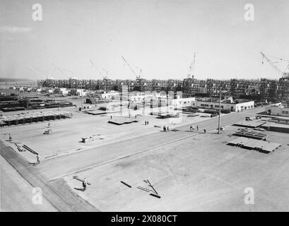 COSTRUZIONE NAVALE NEI CANTIERI KAISER negli Stati Uniti DURANTE LA SECONDA GUERRA MONDIALE - Vista generale di un'area Ways. Notare un ampio spazio per riporre le unità di assemblaggio a capo di ogni ormeggio Foto Stock