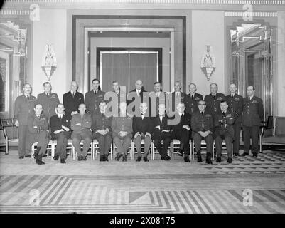 IL MINISTERO DELL'ARIA, 1939-1945. - Il Consiglio aereo riunito nel foyer di Adastral House, Londra, in occasione di una visita del feldmaresciallo Smuts.da sinistra a destra (seduto): Maresciallo capo dell'aria Sir Philip Joubert de la Ferte, comandante in capo del comando costiero; Lord Sherwood, sottosegretario di Stato parlamentare per l'aria (Lord); capitano J D Smuts; Air Chief Marshal Sir Charles F A Portal, Chief of the Air staff; Field Marshal the RT Hon J C Smuts, Premier del Sudafrica; RT Hon Sir Archibald Sinclair, Segretario di Stato per l'aria; Sig. S F Waterson, alto Commissario per la AFR del Sud Foto Stock