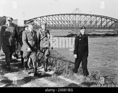 Adolf Hitler dell'esercito tedesco cammina lungo il fiume Vistola in Polonia durante la sua visita al fronte nel 1939, all'inizio dell'invasione tedesco-sovietica della Polonia. Foto Stock