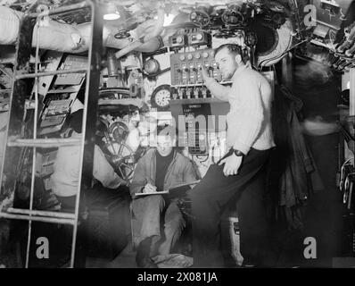 Il sottotenente G. F. McKenzie della Royal Navy è al pannello di controllo dei siluri sulla HMS Seraph a Holyhead Harbour, assistito da Able Seaman K. R. Payne, durante la seconda guerra mondiale. Foto Stock