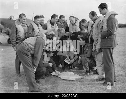 BATTAGLIA DELLA GRAN BRETAGNA 1940 - piloti uragani del No. 310 (Cecoslovacco) Squadron a Duxford, settembre 1940. Nella foto sono Vaclav Bergman, Bohumir Furst, Rudolf Zima, Emil Fechtner, Stanislav Zimprich, Jan Kaucky, Karel Seda, Jaroslav Maly, Vilem Goth, Josef Vopalecky, Svatopluk Janouch, Raimund Puda, Gordon Sinclair, John Boulton e Jerrard Jeffries Foto Stock